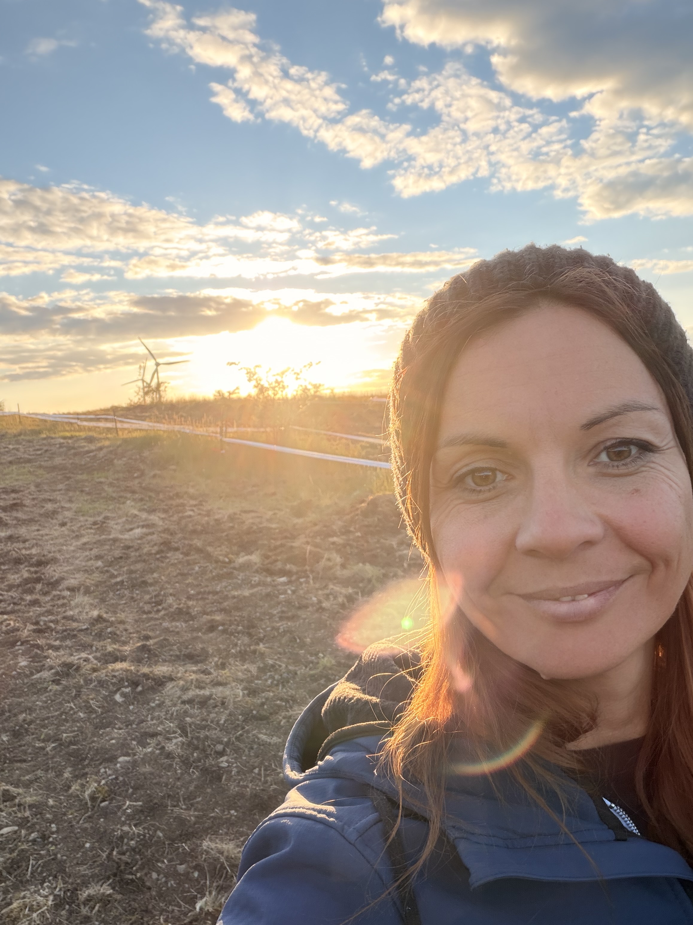 Melanie Gruber im goldenen Sonnenuntergang